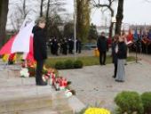 Delegacja składa wiązanki oraz znicze pod pomnikiem.