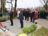 Delegacja składa wiązanki oraz znicze pod pomnikiem.