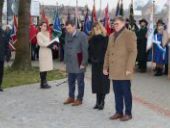 Delegacja składa wiązanki oraz znicze pod pomnikiem.