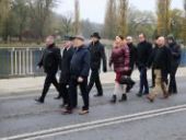 Przemarsz delegacji na moście.