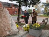 Delegacja składa wiązanki oraz znicze pod pomnikiem.