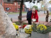 Delegacja składa wiązanki oraz znicze pod pomnikiem.