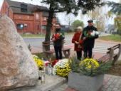 Delegacja składa wiązanki oraz znicze pod pomnikiem.