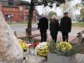 Delegacja składa wiązanki oraz znicze pod pomnikiem.