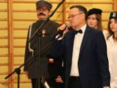 Dyrygent przemawia na sali widowiskowej w Wyrzysku.