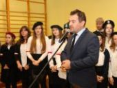 Burmistrz Wyrzyska przemawia na sali widowiskowej w Wyrzysku.
