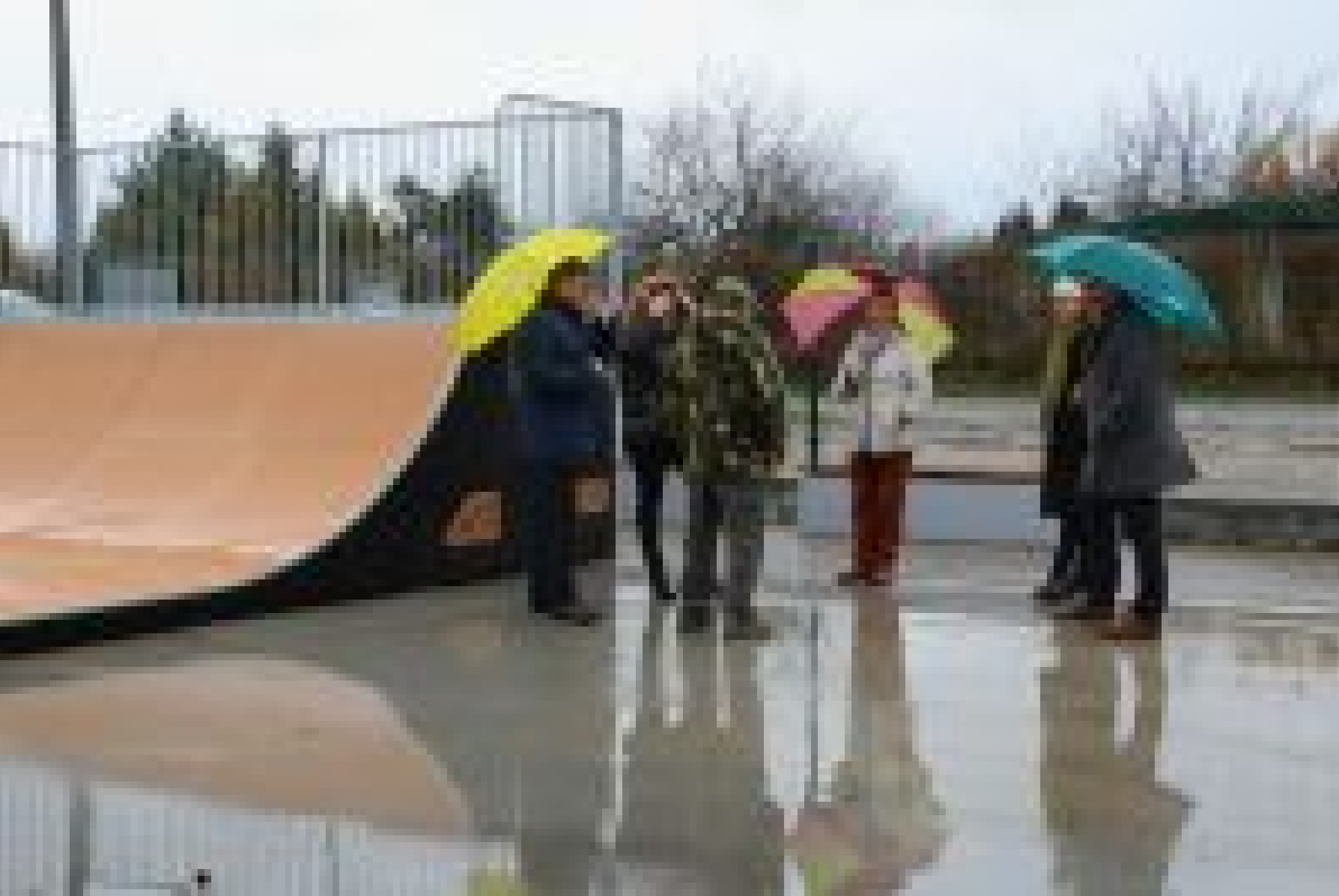 Burmistrz Wyrzyska z pozostałymi osobami na odbiorze skatepark.