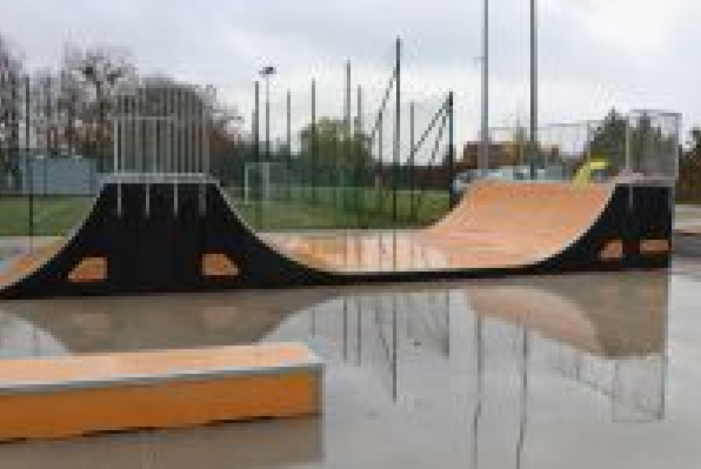 Burmistrz Wyrzyska z pozostałymi osobami na odbiorze skatepark.