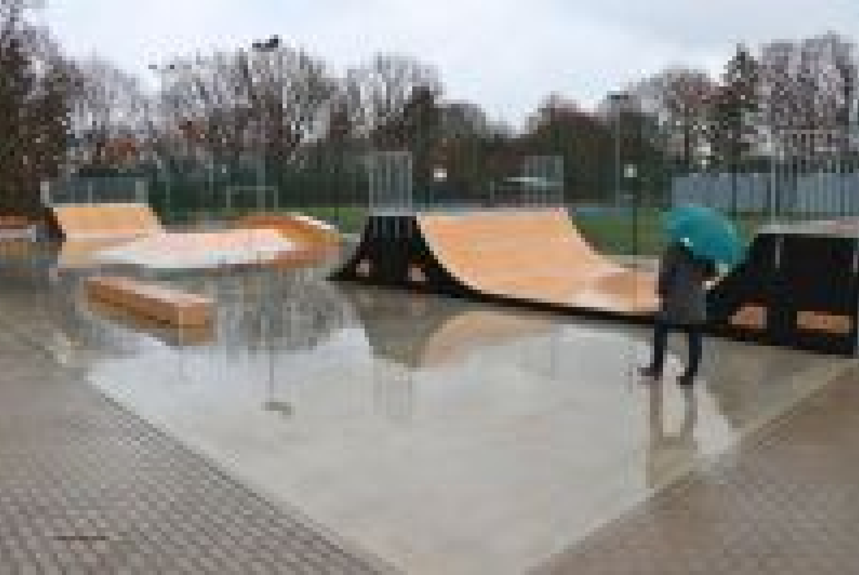 Burmistrz Wyrzyska z pozostałymi osobami na odbiorze skatepark.