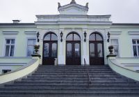 Wejście główne Pałacu w Rzęszkowie